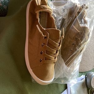 Never worn tan sneakers sz 7 1/2 fit smaller